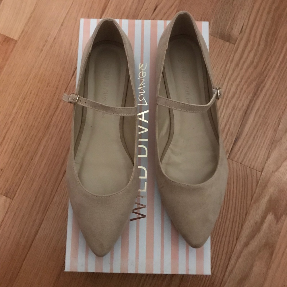 Wild Diva Lounge Nude Flats Size 8